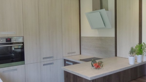 konyha egy légtérben a nappalival és étkezővel